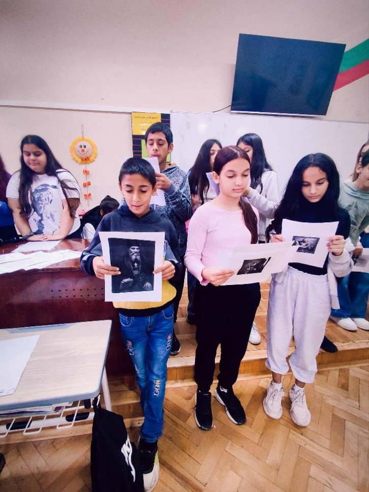 Посещение на ученици от прогимназиален етап в 4-ти клас по случай - ,,Деня на народните будители