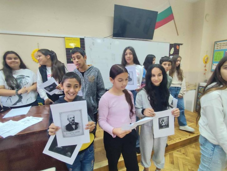 Посещение на ученици от прогимназиален етап в 4-ти клас по случай - ,,Деня на народните будители