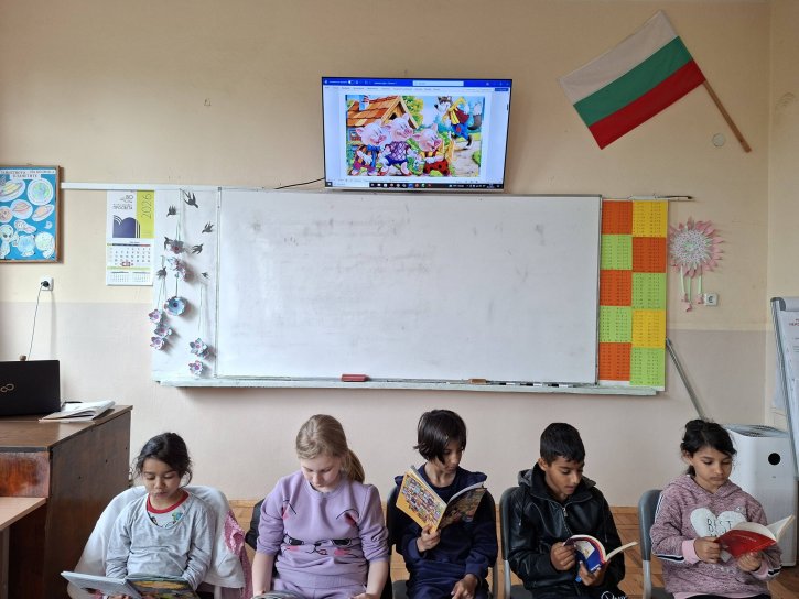 Пътешествие в света на приказките във втори клас.