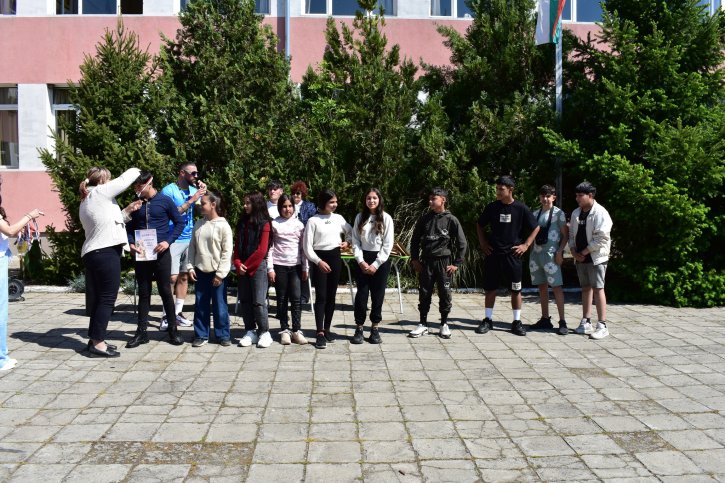 Тържествено награждаване на изявени ученици по повод патронния празник.