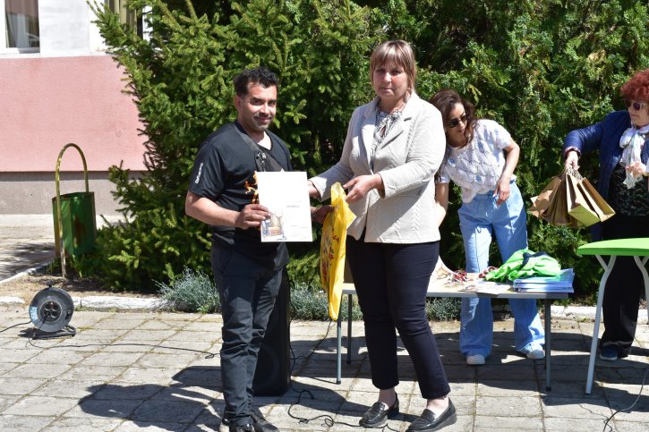 Тържествено награждаване на изявени ученици по повод патронния празник.