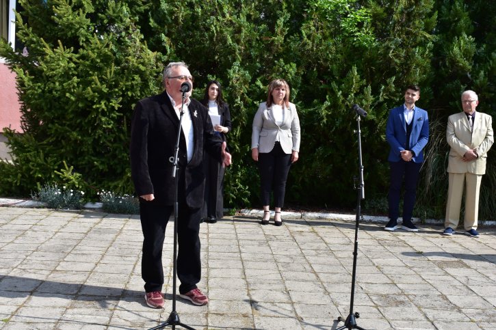 „ОбУ „Св. св. Кирил и Методий“ отбеляза патронния си празник с откриване на STEM център.