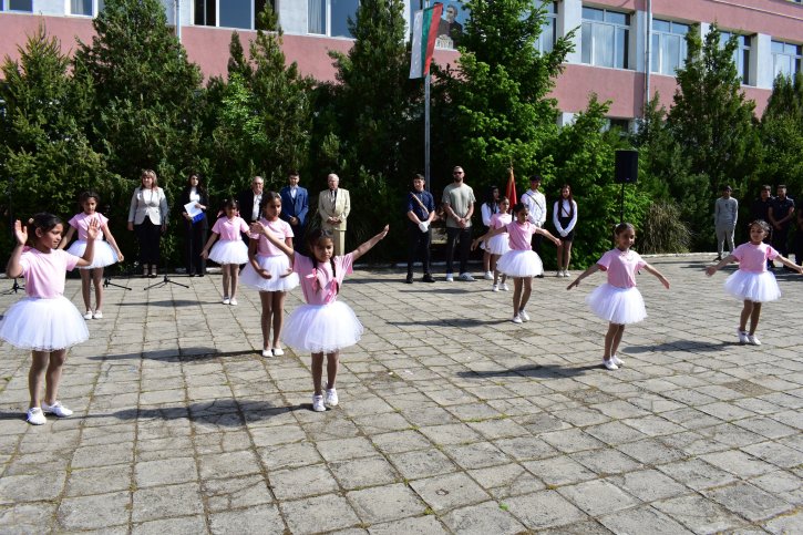 „ОбУ „Св. св. Кирил и Методий“ отбеляза патронния си празник с откриване на STEM център.