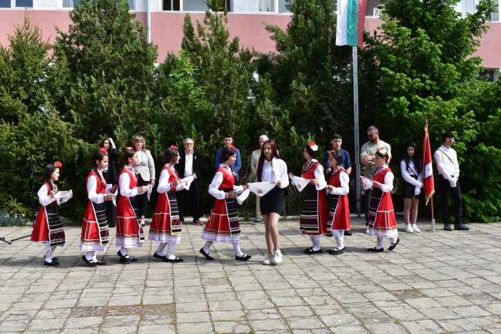 „ОбУ „Св. св. Кирил и Методий“ отбеляза патронния си празник с откриване на STEM център.