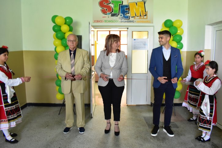 „ОбУ „Св. св. Кирил и Методий“ отбеляза патронния си празник с откриване на STEM център.
