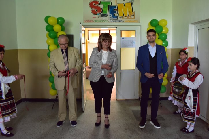 „ОбУ „Св. св. Кирил и Методий“ отбеляза патронния си празник с откриване на STEM център.