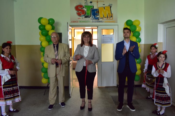 „ОбУ „Св. св. Кирил и Методий“ отбеляза патронния си празник с откриване на STEM център.