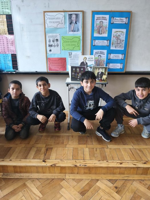 Учениците от ЦДО 4. клас изработиха табло за деня на Левски