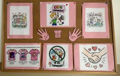 Ученици от ЦДО 1. и 2. клас отбелязаха „Деня на розовата фланелка“.